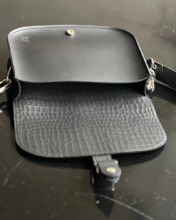 CROSS BODY SUEDE BLACK -Grafea Sales Store 3F68B3BF B7A3 446D 9BD4 CA73EBB8F155